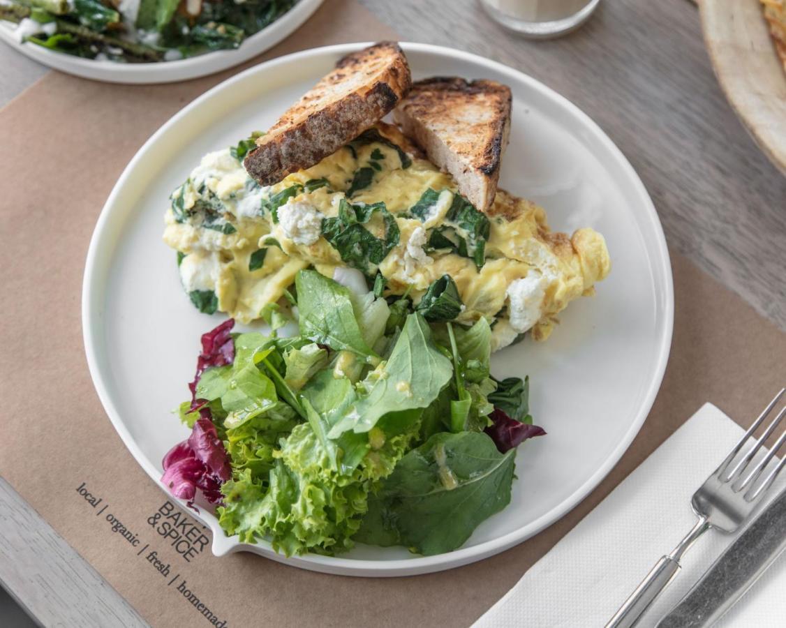Shirvan Hotel City Yard Jeddah Jidá Exterior foto Scrambled eggs with spinach and salad
