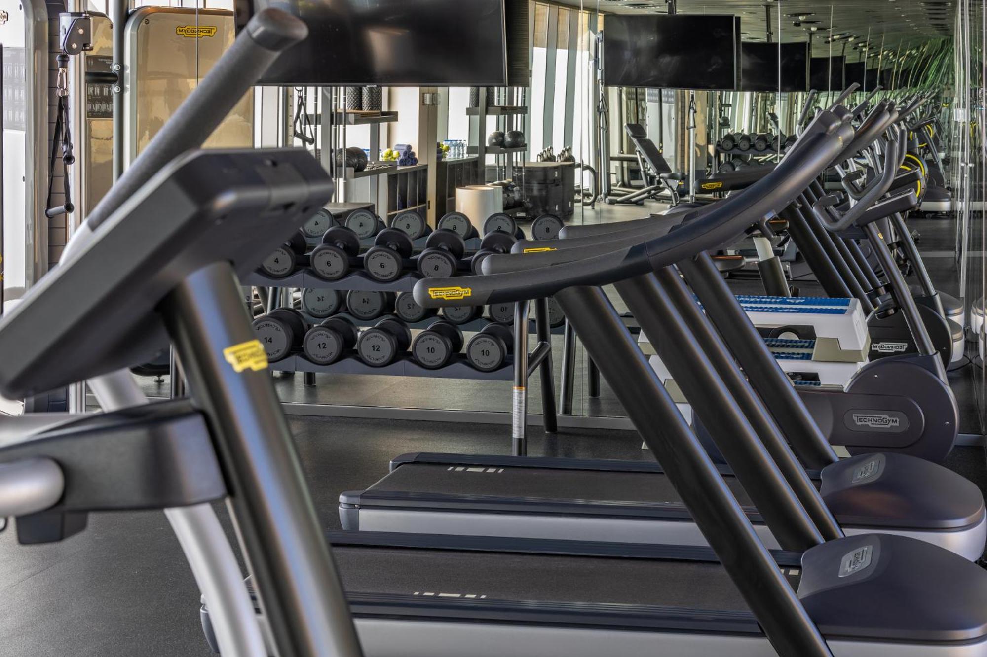 Shirvan Hotel City Yard Jeddah Jidá Exterior foto A row of treadmills